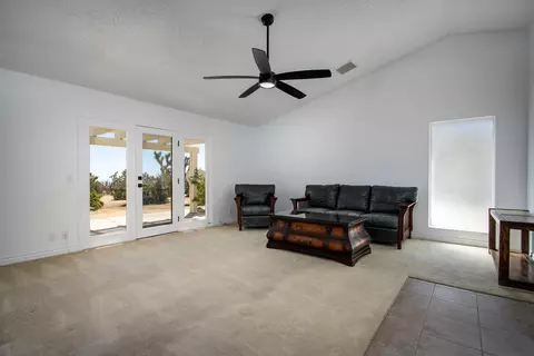 Living - 5073 Wallaby St, Yucca Valley, CA 92284 photo 5 of 8