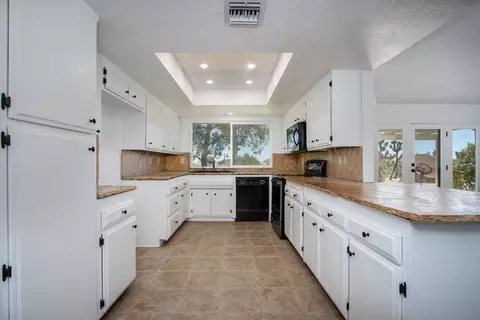 Kitchen - 5073 Wallaby St, Yucca Valley, CA 92284 photo 2 of 4