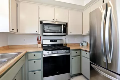 Kitchen - 7526 Apache Trl, Yucca Valley, CA 92284 photo 3 of 4