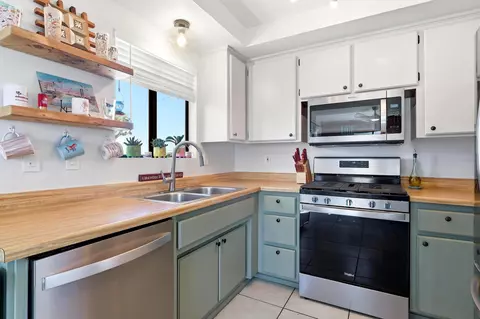Kitchen - 7526 Apache Trl, Yucca Valley, CA 92284 photo 2 of 4