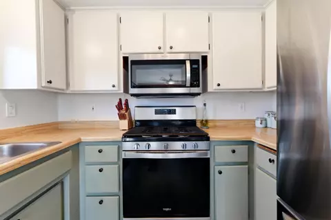 Kitchen - 7526 Apache Trl, Yucca Valley, CA 92284 photo 4 of 4