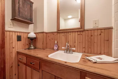 Bath - 579 Echo Ln, Big Bear Lake, CA 92315 photo 2 of 3