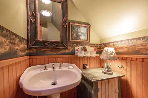 Bath - 579 Echo Ln, Big Bear Lake, CA 92315 photo 3 of 3