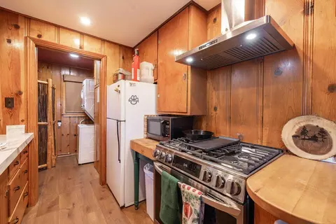 Kitchen - 579 Echo Ln, Big Bear Lake, CA 92315 photo 2 of 3
