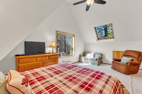 Bedroom - 52402 Pine Ridge Rd, Idyllwild, CA 92549 photo 6 of 9