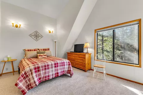 Bedroom - 52402 Pine Ridge Rd, Idyllwild, CA 92549 photo 7 of 9