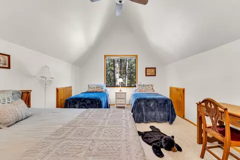 Bedroom - 52402 Pine Ridge Rd, Idyllwild, CA 92549 photo 4 of 9