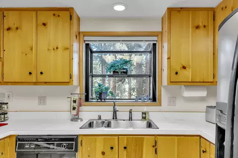 Kitchen - 52402 Pine Ridge Rd, Idyllwild, CA 92549 photo 4 of 8