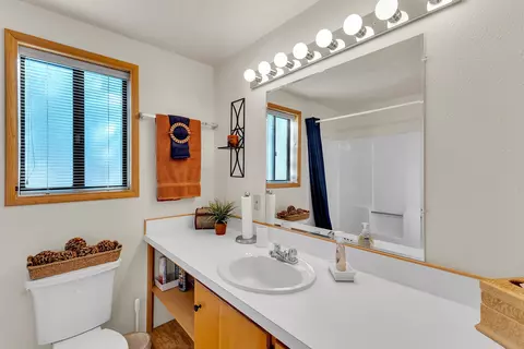 Bath - 52402 Pine Ridge Rd, Idyllwild, CA 92549 photo 2 of 3
