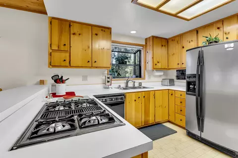 Kitchen - 52402 Pine Ridge Rd, Idyllwild, CA 92549 photo 3 of 8