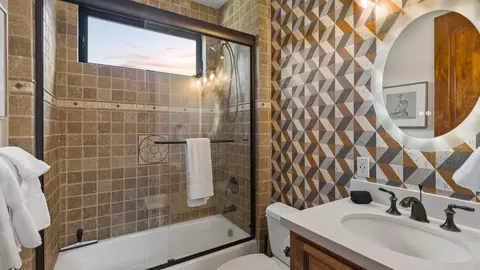 Bath - 33120 Vino Way, Temecula, CA 92591 photo 4 of 5