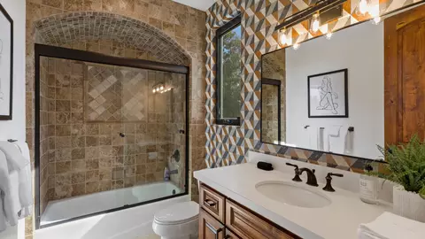 Bath - 33120 Vino Way, Temecula, CA 92591 photo 3 of 5