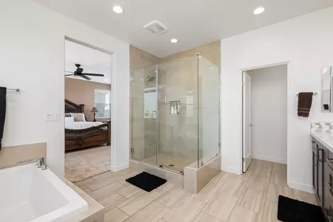 Bath - 74246 Royce Dr, Palm Desert, CA 92211 photo 4 of 7