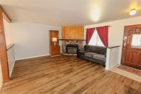 Living - 1084 Hugo Ln, Big Bear City, CA 92314 photo 2 of 4