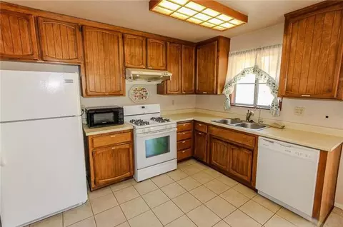 Kitchen - 1084 Hugo Ln, Big Bear City, CA 92314 photo 2 of 3