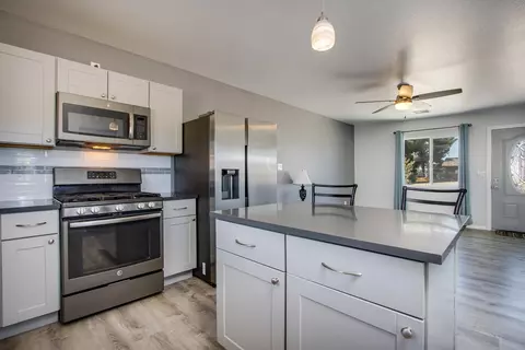 Kitchen - 340 Cherokee Trl, Yucca Valley, CA 92284 photo 2 of 4