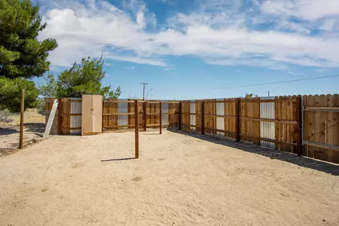 Exterior - 340 Cherokee Trl, Yucca Valley, CA 92284 photo 11 of 15