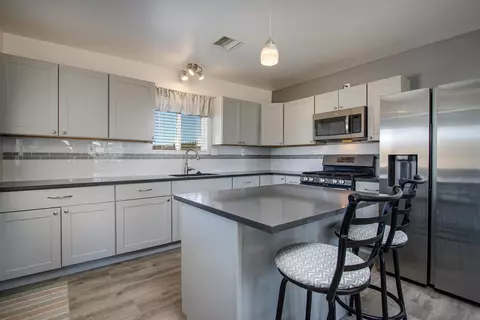 Kitchen - 340 Cherokee Trl, Yucca Valley, CA 92284 photo 4 of 4