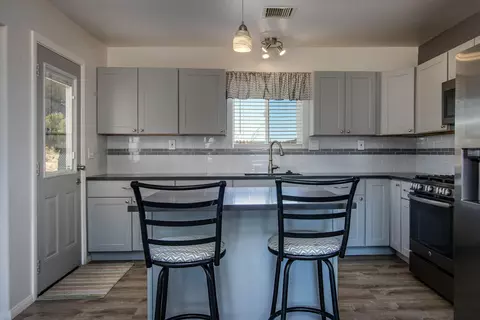 Kitchen - 340 Cherokee Trl, Yucca Valley, CA 92284 photo 3 of 4