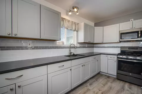 Kitchen - 340 Cherokee Trl, Yucca Valley, CA 92284 photo 1 of 4