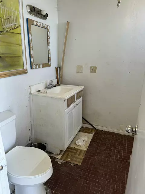 Bath - 2519 Pine Ave, Thermal, CA 92274 photo 1 of 1