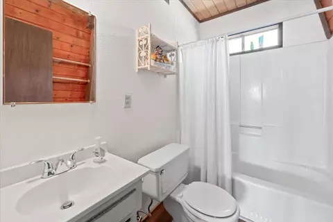 Bath - 1011 Butte Ave, Big Bear City, CA 92314 photo 1 of 1