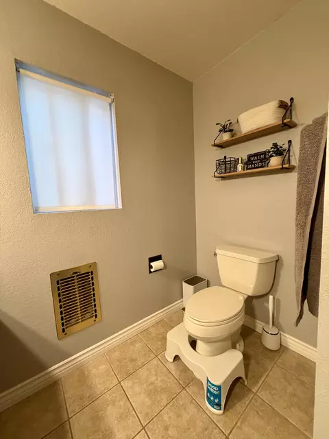 Bath - 325 E Chanslor Way, Blythe, CA 92225 photo 6 of 6
