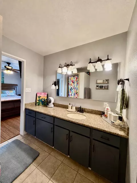 Bath - 325 E Chanslor Way, Blythe, CA 92225 photo 1 of 6