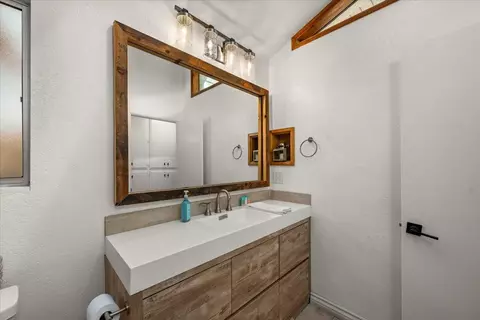 Bath - 39187 N Bay Dr, Big Bear Lake, CA 92315 photo 2 of 3