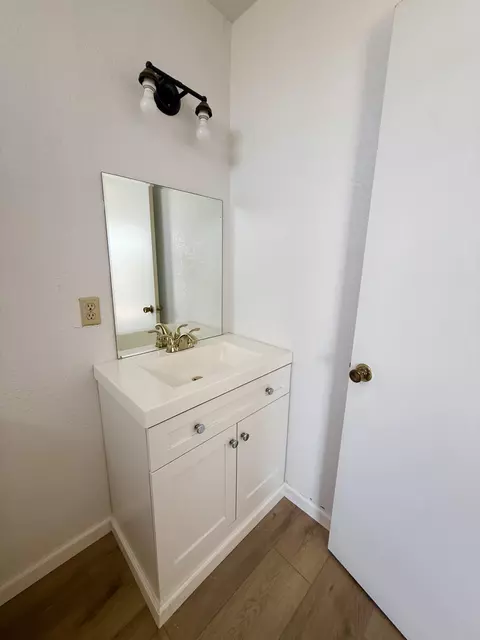 Bath - 1506 Arctic Ave, Thermal, CA 92274 photo 1 of 2