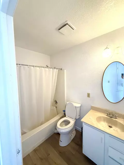Bath - 1506 Arctic Ave, Thermal, CA 92274 photo 2 of 2