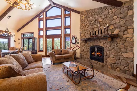 32311 Rim Of The World Dr, Fawnskin, CA 92333