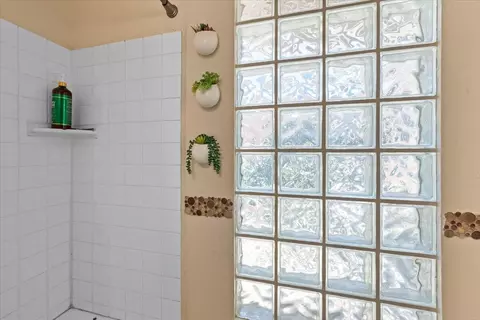 Bath - 819 Holmes Ln, Sugarloaf, CA 92386 photo 2 of 4