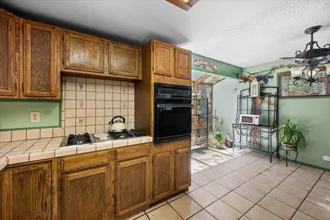 Kitchen - 819 Holmes Ln, Sugarloaf, CA 92386 photo 3 of 3