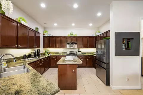 Kitchen - 60463 Juniper Ln, La Quinta, CA 92253 photo 1 of 6