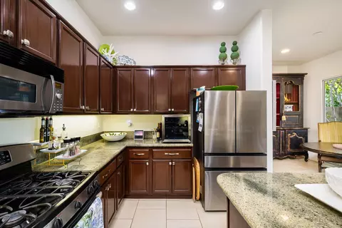 Kitchen - 60463 Juniper Ln, La Quinta, CA 92253 photo 5 of 6