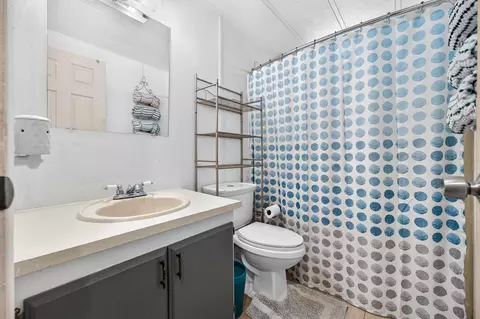 Bath - 1251 Huntington Ave, Thermal, CA 92274 photo 1 of 3