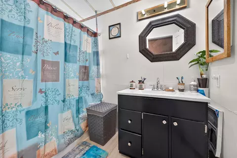 Bath - 1251 Huntington Ave, Thermal, CA 92274 photo 2 of 3