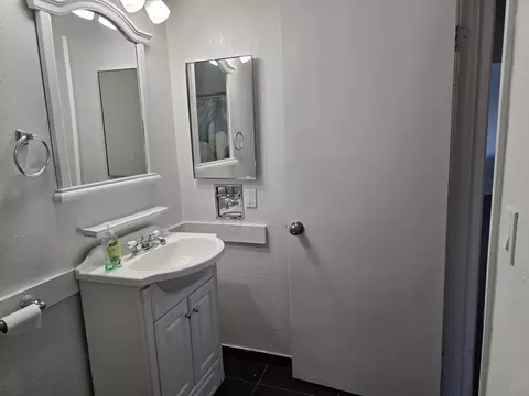 Bath - 5469 Chia Ave, Twentynine Palms, CA 92277 photo 1 of 5