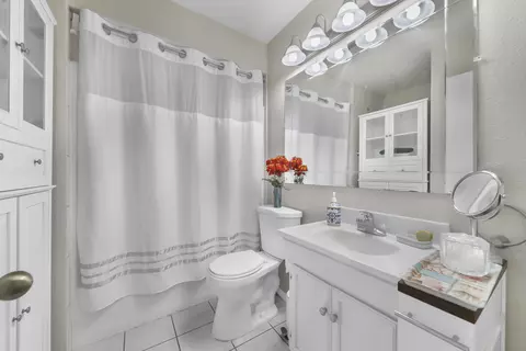Bath - 82841 Davis Dr, Indio, CA 92201 photo 1 of 1