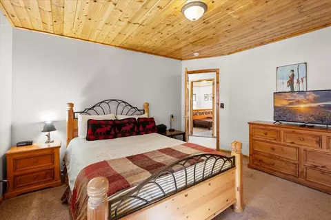 Bedroom - 41640 Mockingbird Dr, Big Bear Lake, CA 92315 photo 4 of 7