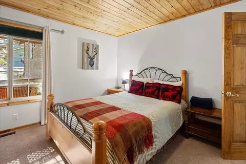 Bedroom - 41640 Mockingbird Dr, Big Bear Lake, CA 92315 photo 5 of 7