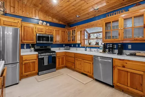 Kitchen - 41640 Mockingbird Dr, Big Bear Lake, CA 92315 photo 2 of 2