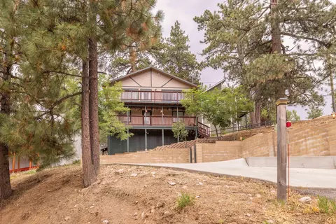 1087 Brookside Ln, Fawnskin, CA 92333