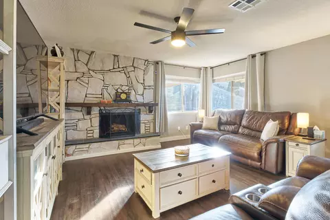 Living - 56771 Piute Trl, Yucca Valley, CA 92284 photo 2 of 3