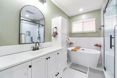 Bath - 56771 Piute Trl, Yucca Valley, CA 92284 photo 2 of 5
