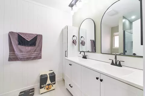 Bath - 56771 Piute Trl, Yucca Valley, CA 92284 photo 4 of 5