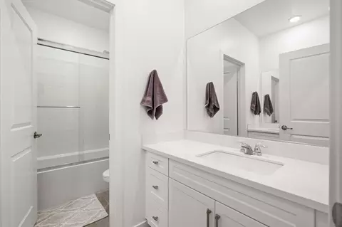 Bath - 82144 Paradiso Dr, Indio, CA 92203 photo 2 of 3