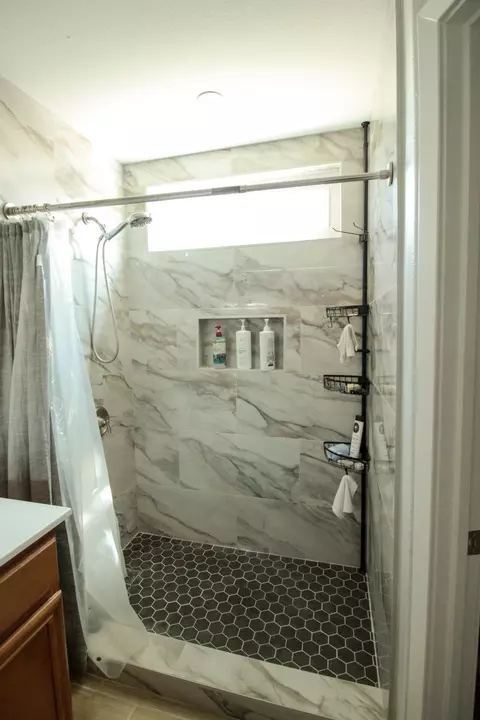 Bath - 1478 Gemini Ave, Thermal, CA 92274 photo 1 of 2
