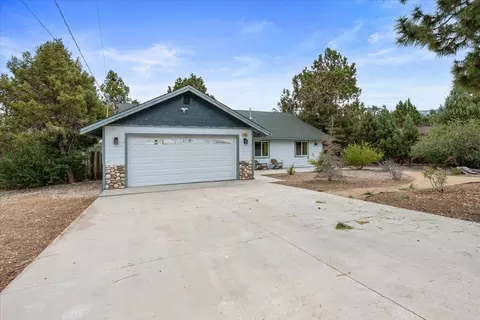 187 Dixie Lee Ln, Sugarloaf, CA 92386